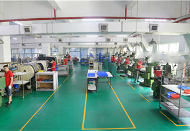 6臺銑床，3臺自動攻牙機(jī),1臺噴砂機(jī) 